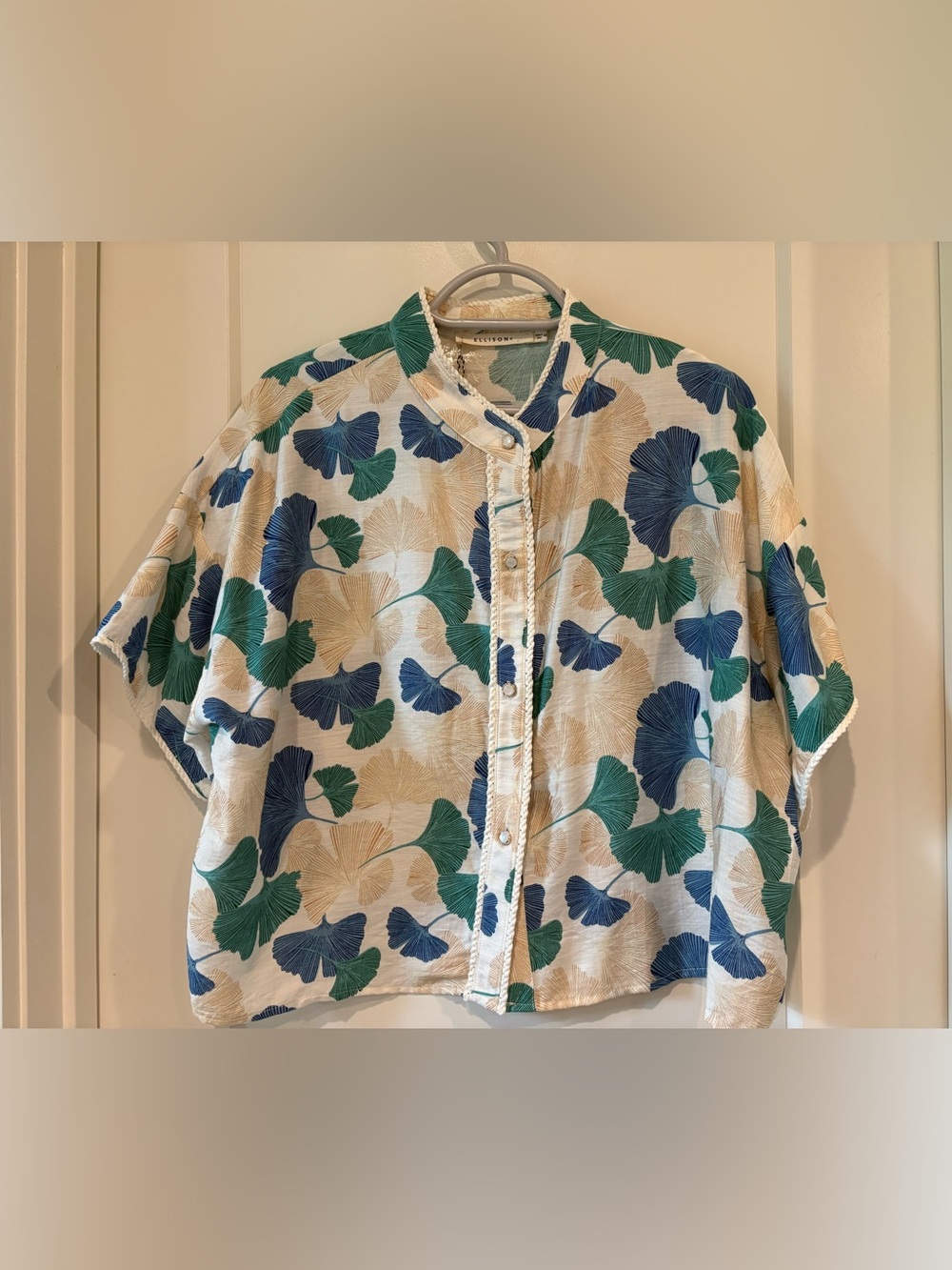 NWT M Short-Sleeve Button Shirt in White with Blue & Green Gingko Leaf
